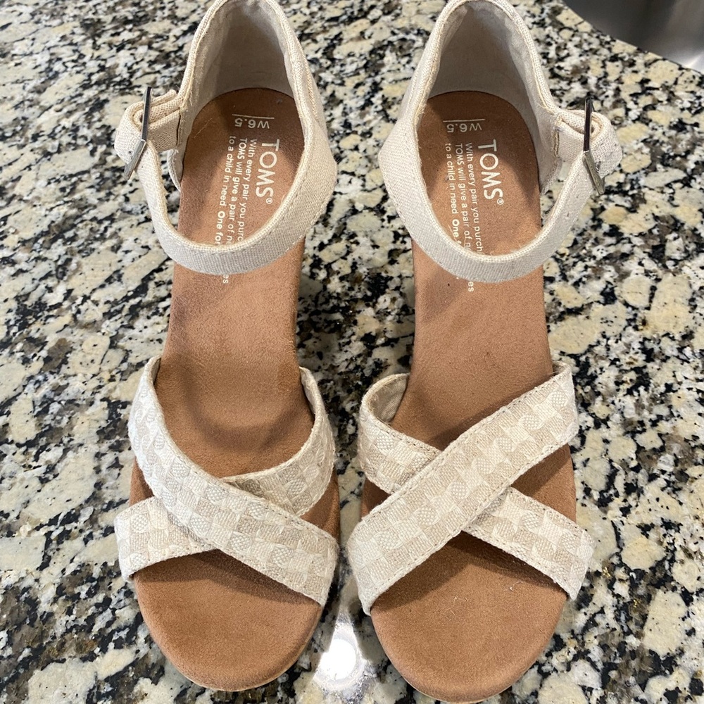 New TOMS Beige Cork Espadrilles Wedges Size 6.5 W